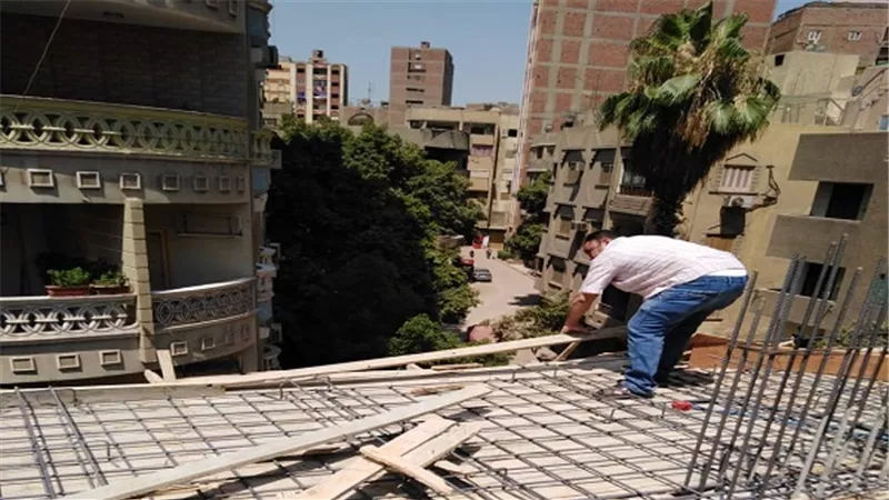 إيقاف اعمال مبانى مخالفة وفك شدة خشبية بالبساتين