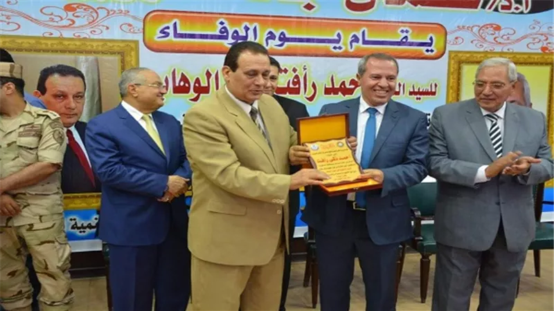 بالصور.. محافظ الدقهلية يكرم السكرتير العام المساعد السابق للمحافظة 