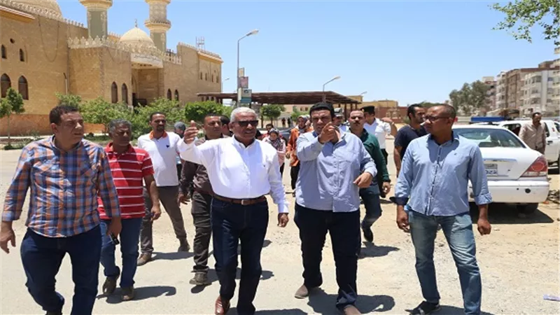 محافظ السويس يتفقد طريق 