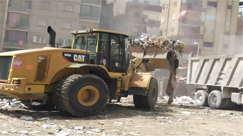 رفع مخلفات القمامة خلف مجمع مدارس الجلشاني بمنطقة بير أم سلطان بالبساتين