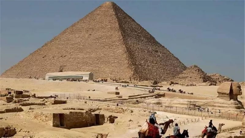 سياحة الجيزة تنظم دورات تدريبية للعاملين بالمنطقة الاثرية بالهرم
