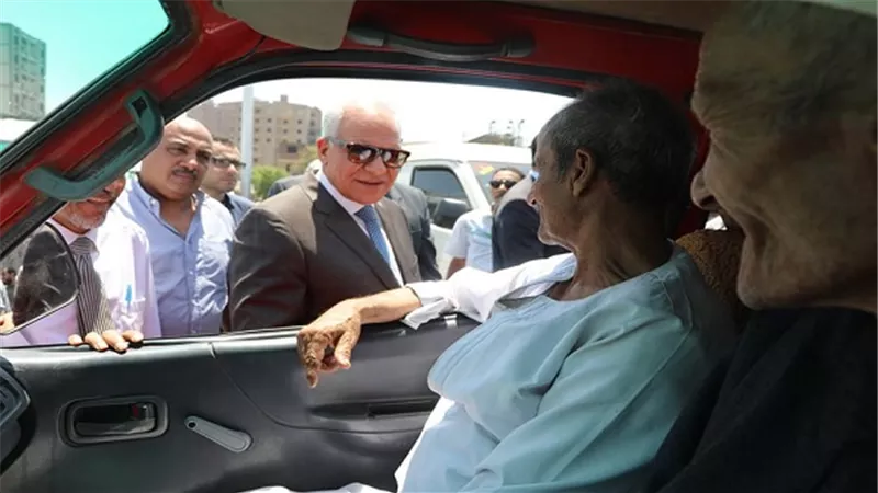 محافظ الجيزة يتفقد مواقف السرفيس ومحطات الوقود لمتابعة الالتزام بالتعريفة الجديدة