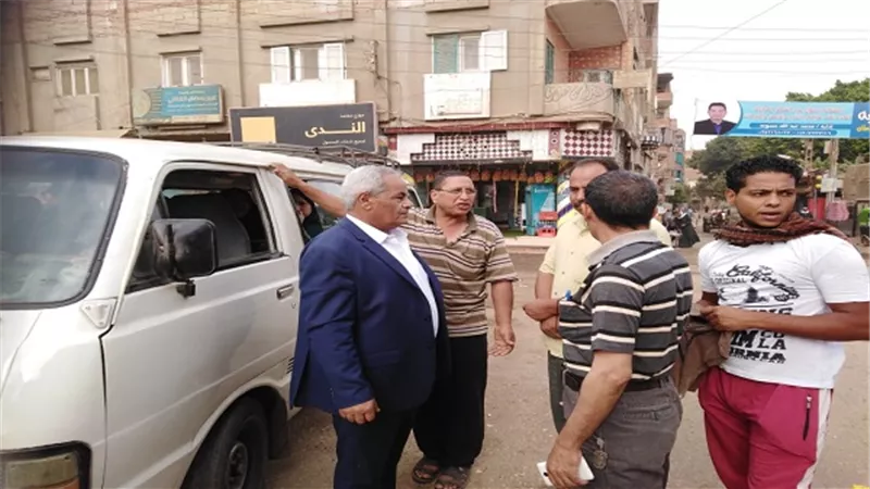 رئيس حى شرق بشبرا الخيمة يتابع مواقف سيارات الأجرة وتركيب اللوحات الإرشادية بالتعريفة