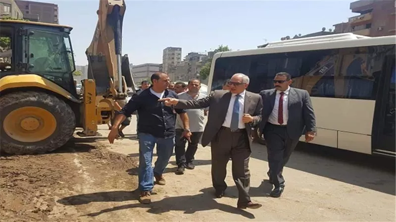 محافظ الجيزة يتابع أعمال إصلاح كسر بماسورة بشارع ترعة الزمر