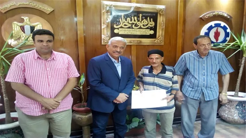  بالصور.. محافظ السويس يكرم العاملين بالديوان العام ممن بلغوا سن المعاش