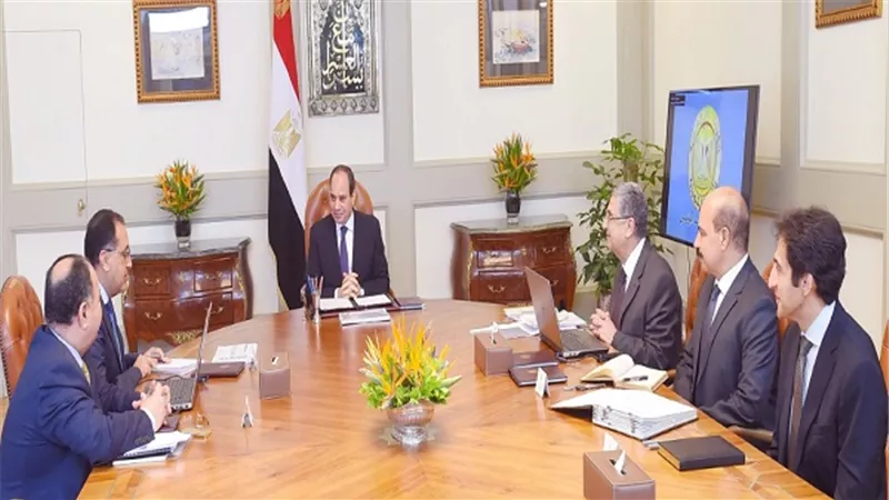 الرئيس السيسي يجتمع مع رئيس الوزراء ووزيري الكهرباء والمالية