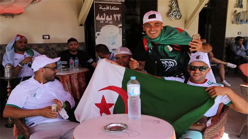 بالصور.. السوايسة جاهزون لتشجيع منتخب الخضر ويرحبون باشقائهم  الجزائريين 