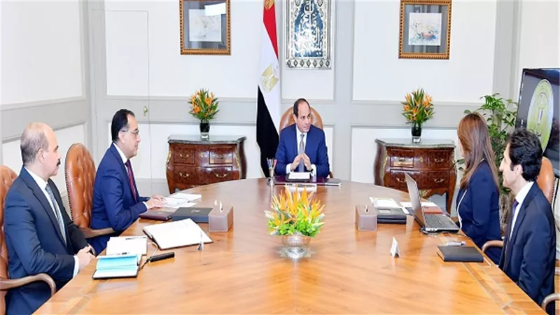 الرئيس السيسي يجتمع مع رئيس الوزراء ووزيرة التضامن الاجتماعي