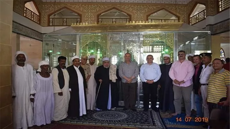 محافظ البحر الأحمر ووزير الري يقومان بزيارة مسجد وضريح الإمام أبي الحسن الشاذلي بمرسي علم