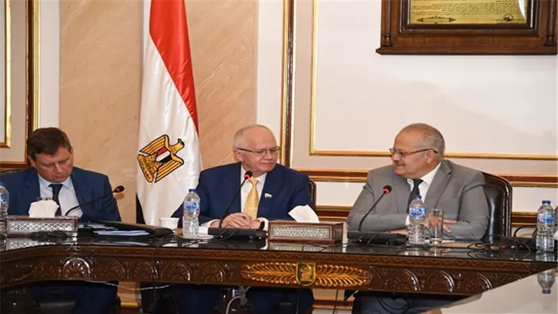 رئيس جامعة القاهرة يلتقي وفدًا روسيًا لبحث مجالات التعاون الأكاديمي
