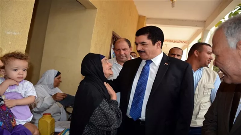 محافظ القليوبية يتفقد القافلة الطبية المجانية بكفر فرسيس التابعة لمركز بنها 