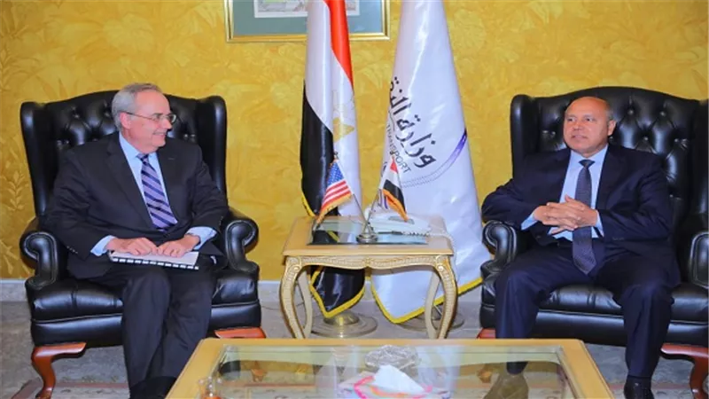 الوزير يلتقي القائم بأعمال السفير الأمريكي بالقاهرة لبحث التعاون المشترك في مجال النقل 
