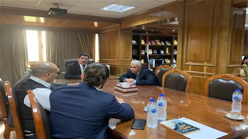 محافظ القليوبية يجتمع مع اعضاء مبادرة ابني بيتك بيدك