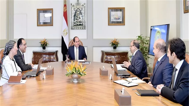 الرئيس السيسي يجتمع مع رئيس الوزراء ووزيري التنمية المحلية والبيئة