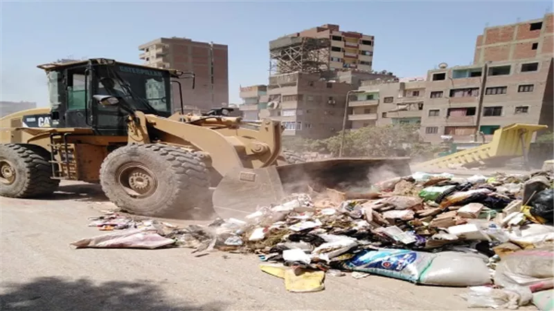 رفع مخلفات القمامة من شارع شرق السكة الحديد بالبساتين