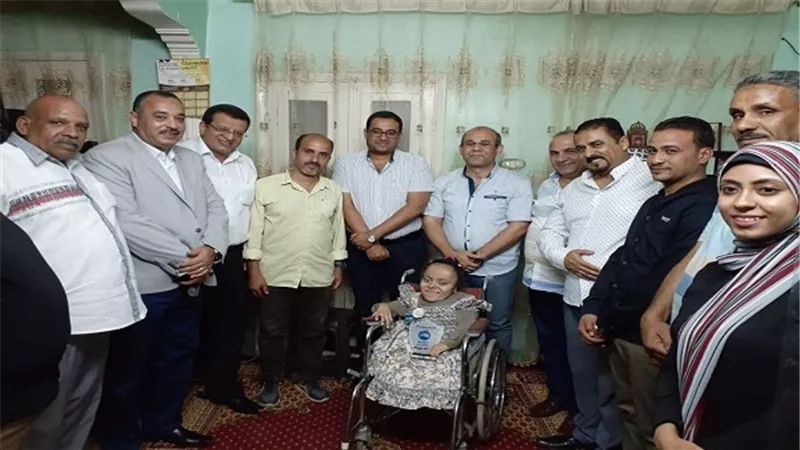 مستقبل وطن بالسويس يزور احدى طالبات متحدى الاعاقة لتكريمها