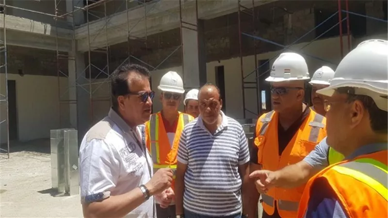 وزير التعليم العالي يتفقد منشآت جامعة العلمين الجديدة