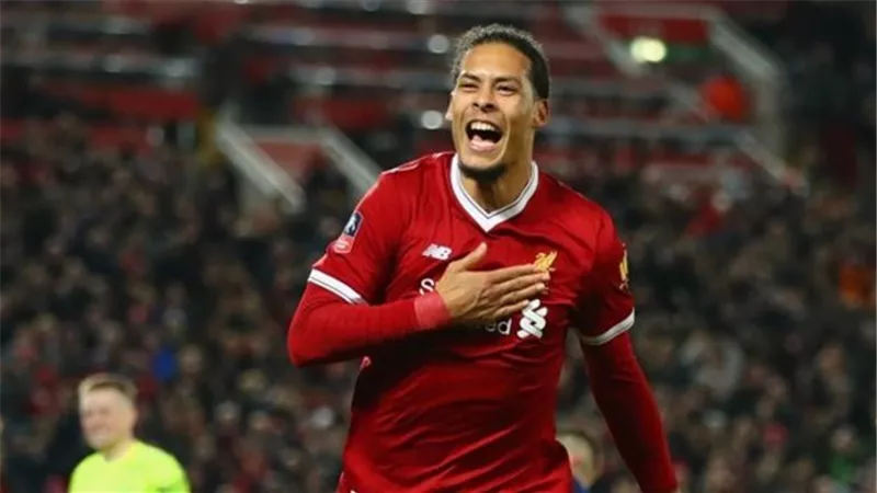 في حوار قوي.. فان دايك مدافع ليفربول: الفوز بجائزة أفضل لاعب في إنجلترا شرف عظيم.. وهذه أهدافي بالموسم الجديد