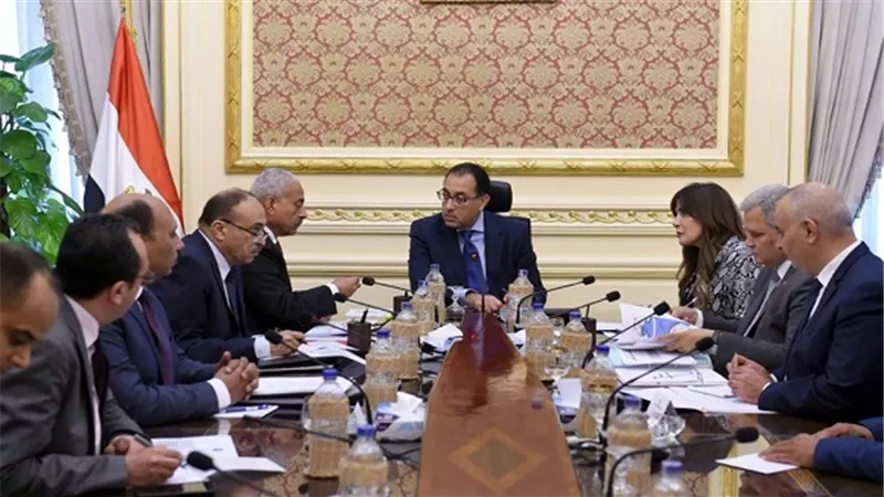  رئيس الحكومة يبحث مع محافظ السويس انشاء وحدات اسكان للزواج الحديث بالسويس الجديدة