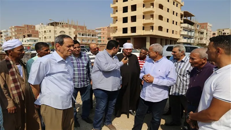 محافظ السويس فى جولة تفقدية لمدينة السلام 1