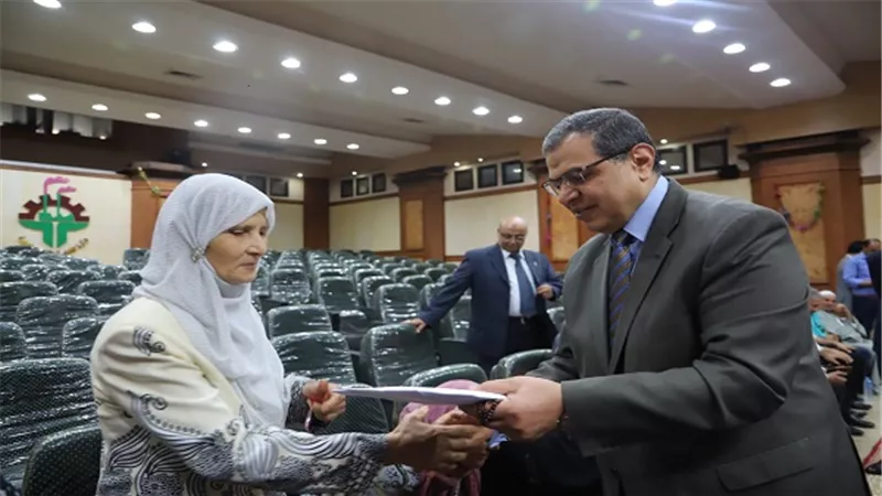 وزير القوي العاملة يسلم 42 تأشيرة حج للعاملين