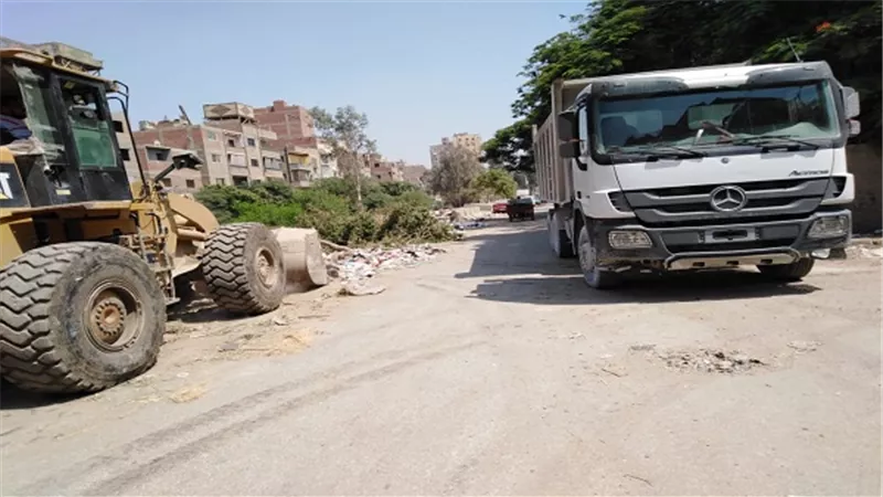 حملة نظافة ورفع مخلفات القمامة من شارع شرق السكة الحديد بالبساتين