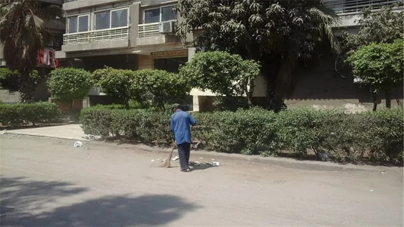 حملة نظافة ورفع مخلفات القمامة من شارع الجزائر بالمعادي الجديدة