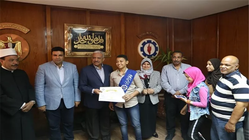 بالصور.. محافظ السويس يكرم أوائل الثانوية العامة والازهرية بالمحافظة     
