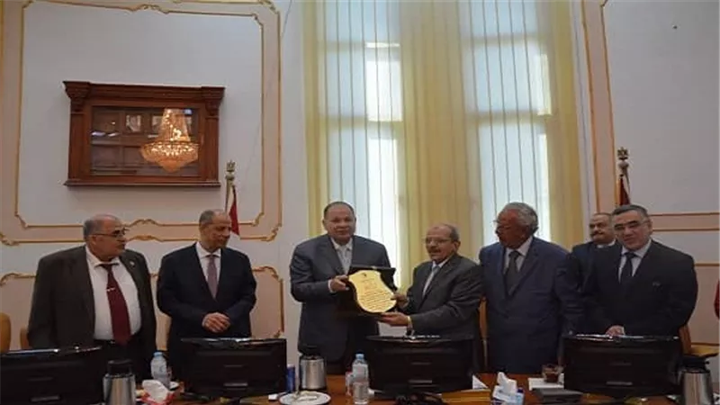 بالصور.. مجلس جامعة الفيوم بحضور المحافظ يكرم رئيس جامعة الفيوم 