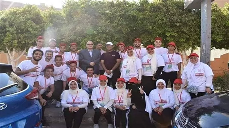 محافظ الفيوم يشارك طلاب الجامعة فى أعمال التجميل والنظافة العامة