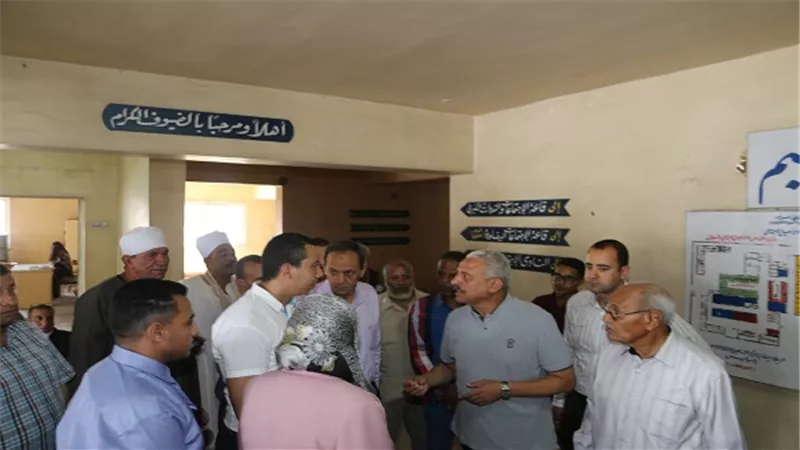 محافظ السويس يبحث حل مشكلة المياه الجوفية اسفل مبني التأهيل الاجتماعي