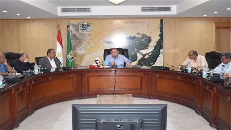 بالصور.. محافظ الفيوم يناقش أعمال ترفيق المنطقة الصناعية بقوتة           