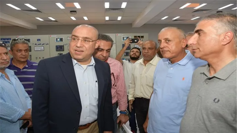 وزير الإسكان يتفقد المنطقة الصناعية الثامنة ومحطة المحولات بمنطقة المطورين الصناعيين بمدينة السادات