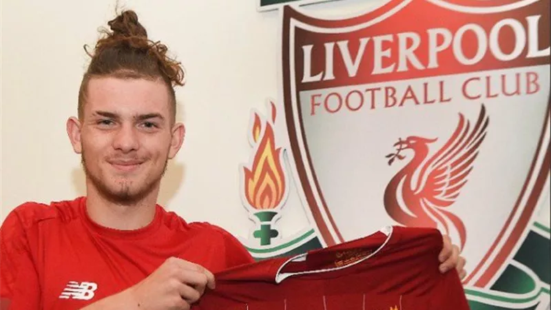 ليفربول يتعاقد مع أصغر لاعب شارك في تاريخ الدوري الإنجليزي