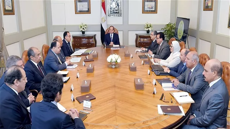 الرئيس السيسي يجتمع مع رئيس الوزراء وعدد من الوزراء وكبار المسئولين بالدولة