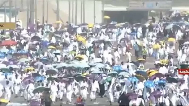 بث مباشر.. صعود الحجاج على جبل عرفات لإتمام الركن الأعظم