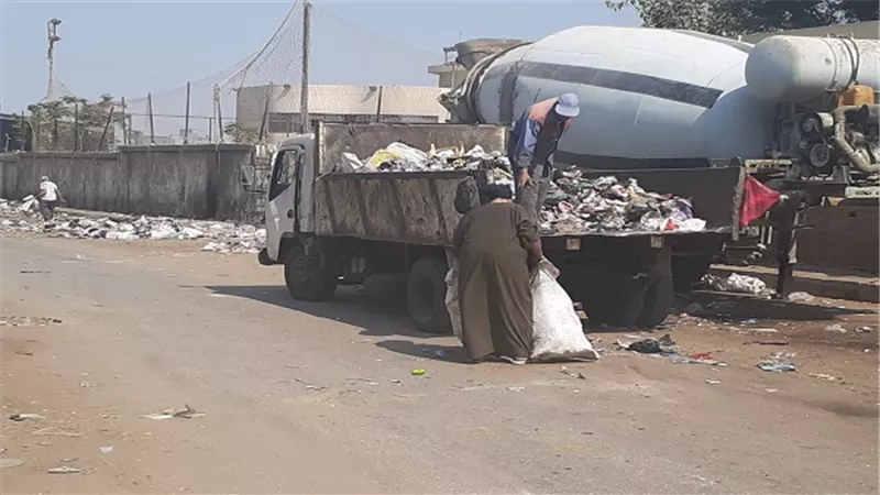 حملة نظافة ورفع مخلفات القمامة من شارع مجمع مدارس عزبة النصر بالبساتين