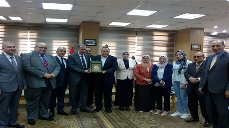 محافظ الشرقية يكرم نائب رئيس جامعة الزقازيق لشؤون التعليم والطلاب السابق