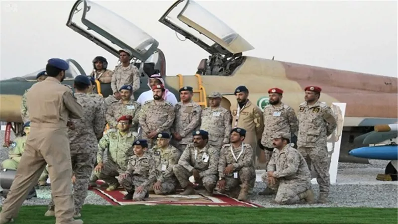قائد كلية الملك عبدالله للدفاع الجوي يفتتح معرض القوات المسلحة بسوق عكاظ  13