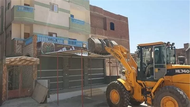 تحرير ٢٢ محضرإشغالات وتعديات بمدينة السلام ٢.. بالسويس