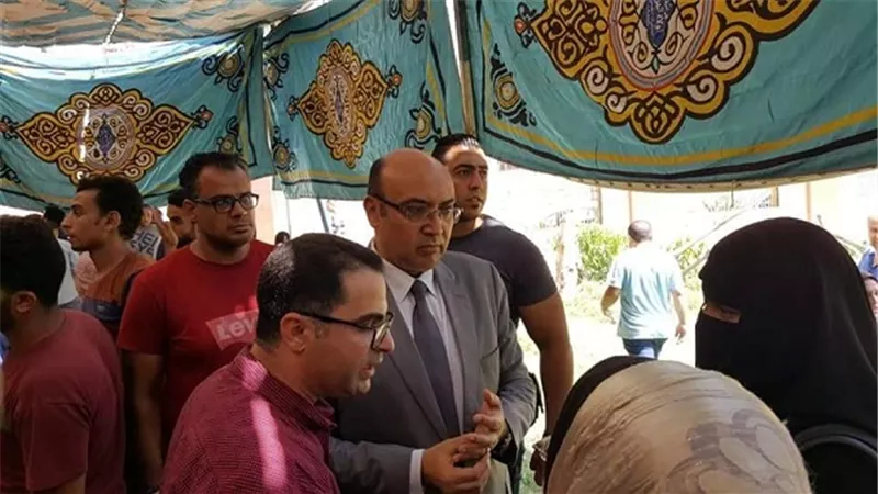 بالصور.. نائب رئيس جامعة المنصورة  يتابع العمل بمكتب التحويلات المركزى