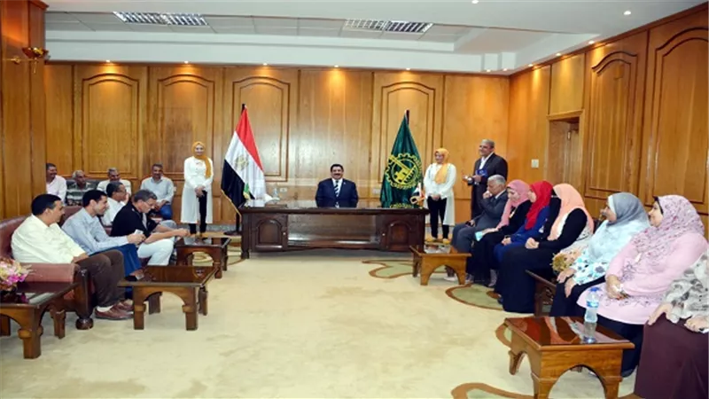 في لفتة انسانية محافظ القليوبية يستقبل موظفي الديوان العام بمكتبه للتهنئه بعيد الأضحي المبارك