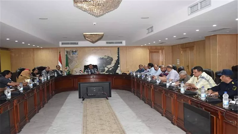 محافظ الفيوم يتابع خطة تشغيل محلج القطن