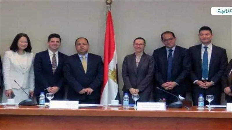 وزير المالية في اجتماعه مع ممثلي 