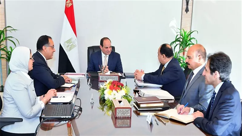 الرئيس السيسي يعقد اجتماعاً مع رئيس الوزراء ووزيري المالية والصحة