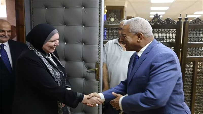 محافظ السويس يلتقى الرئيس التنفيذي لجهاز المشروعات المتوسطة