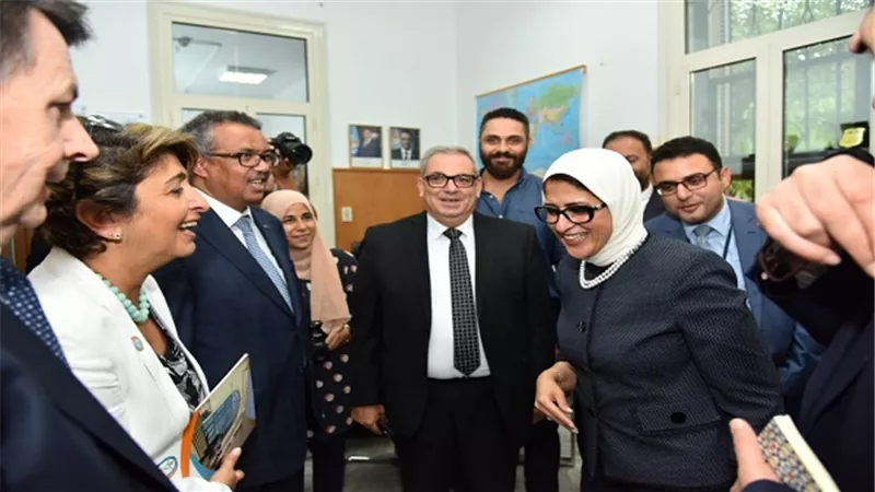 مدير منظمة الصحة العالمية يرافق وزيرة الصحة في زيارة تفقدية لغرفة ١٠٠ مليون صحة