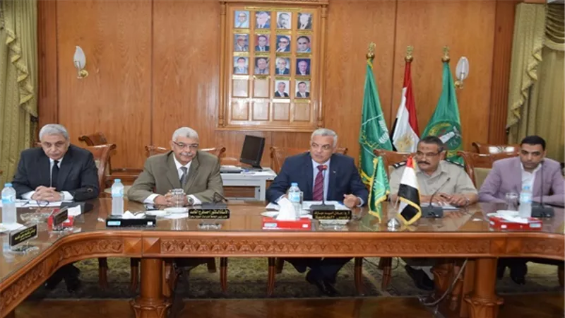 رئيس جامعة المنوفية يجتمع بوفد من مديرية الأمن والأمن الوطنى
