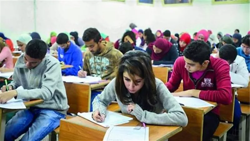 طلاب الثانوية العامة (الدور الثاني) يؤدون امتحان مادة الكيمياء وعلم النفس والاجتماع