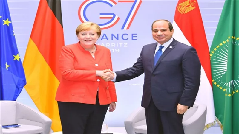 السيسي يلتقي مع المستشارة الألمانية أنجيلا ميركل على هامش قمة مجموعة السبع بفرنسا 